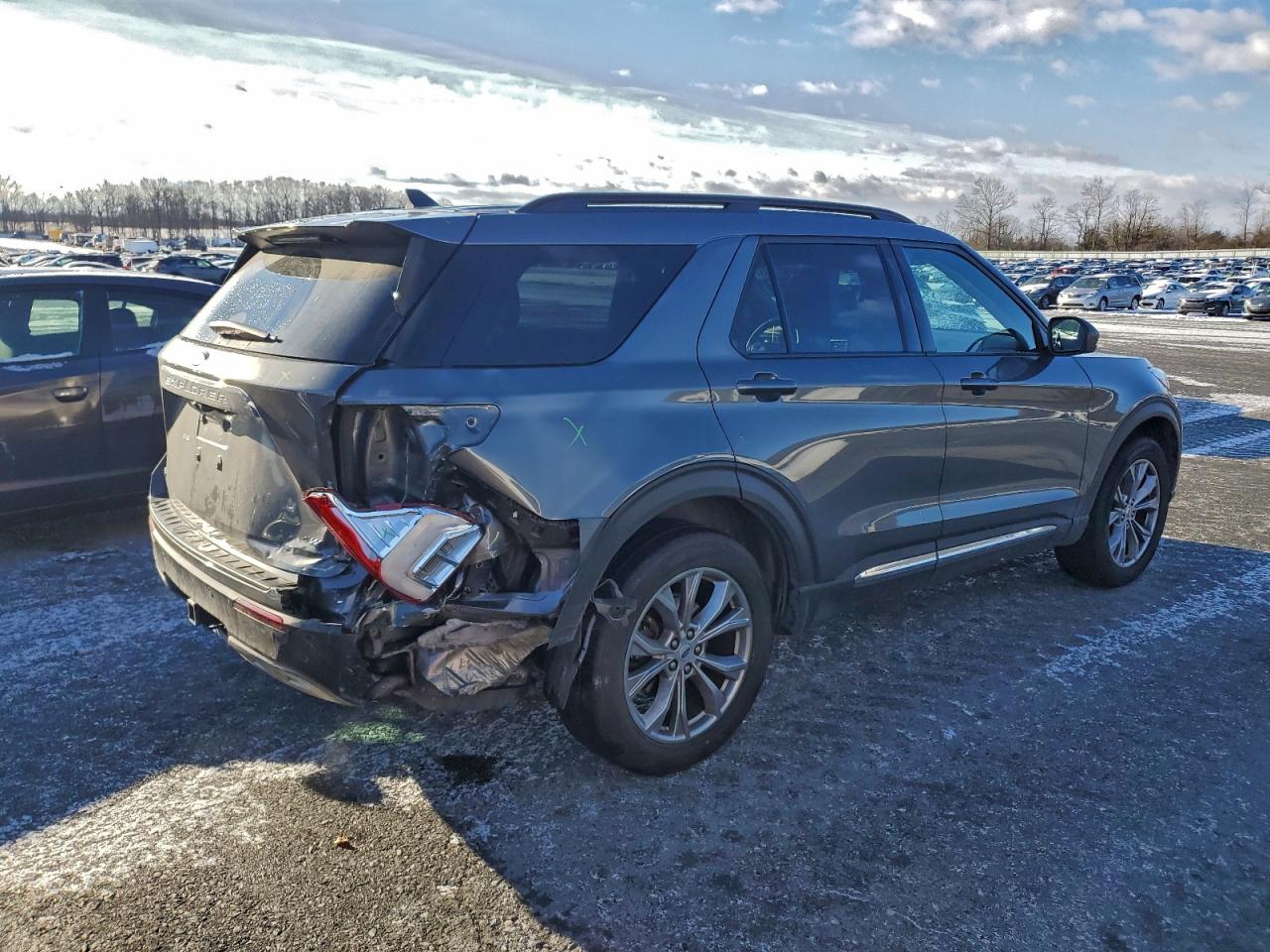 2023 FORD EXPLORER XLT photo 3