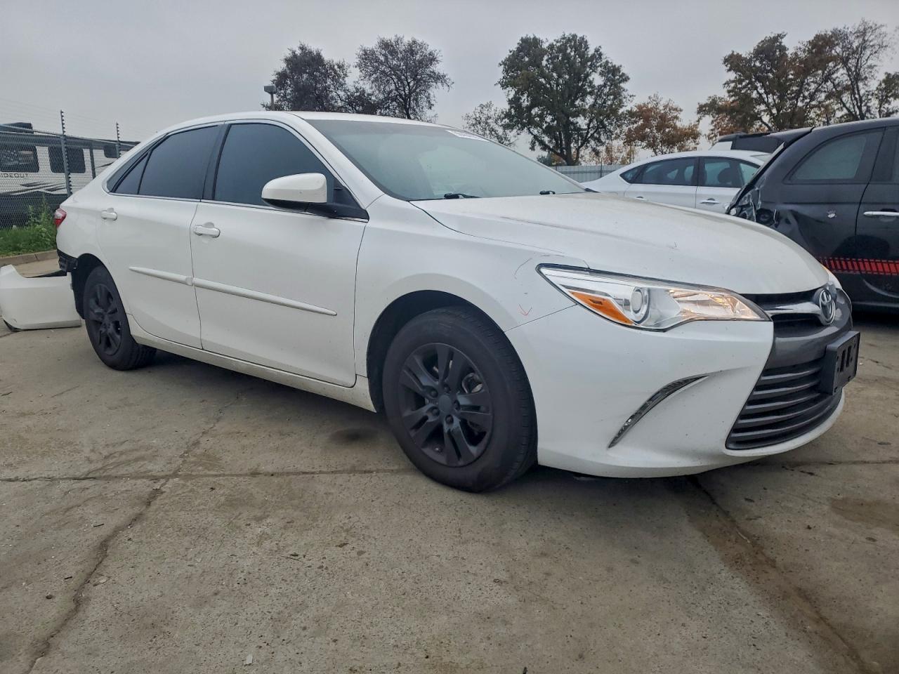 2016 TOYOTA CAMRY LE photo 4