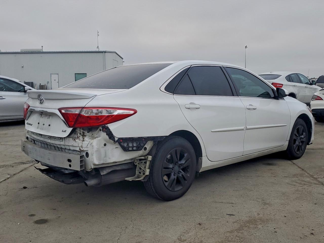 2016 TOYOTA CAMRY LE photo 3
