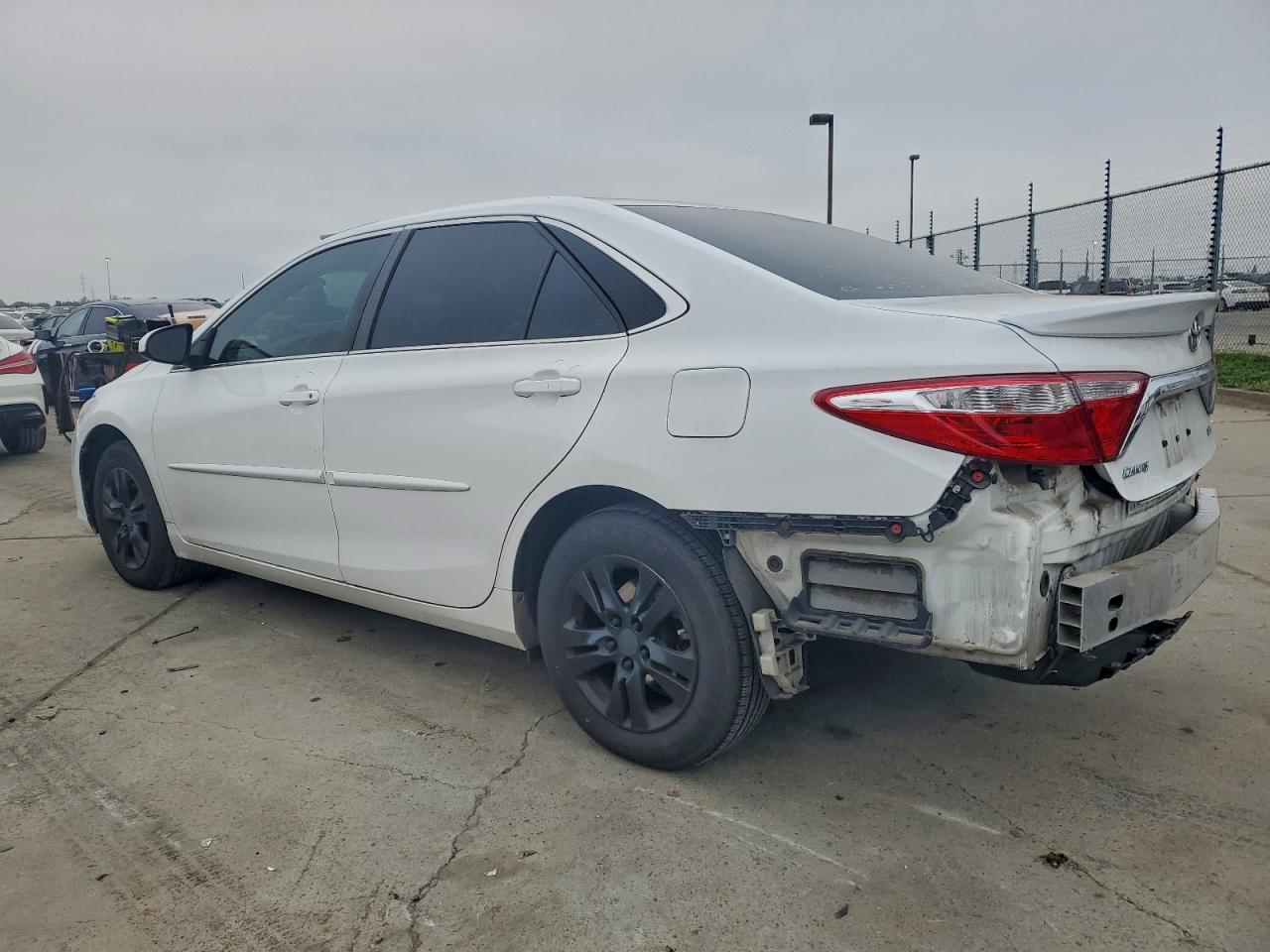 2016 TOYOTA CAMRY LE photo 2