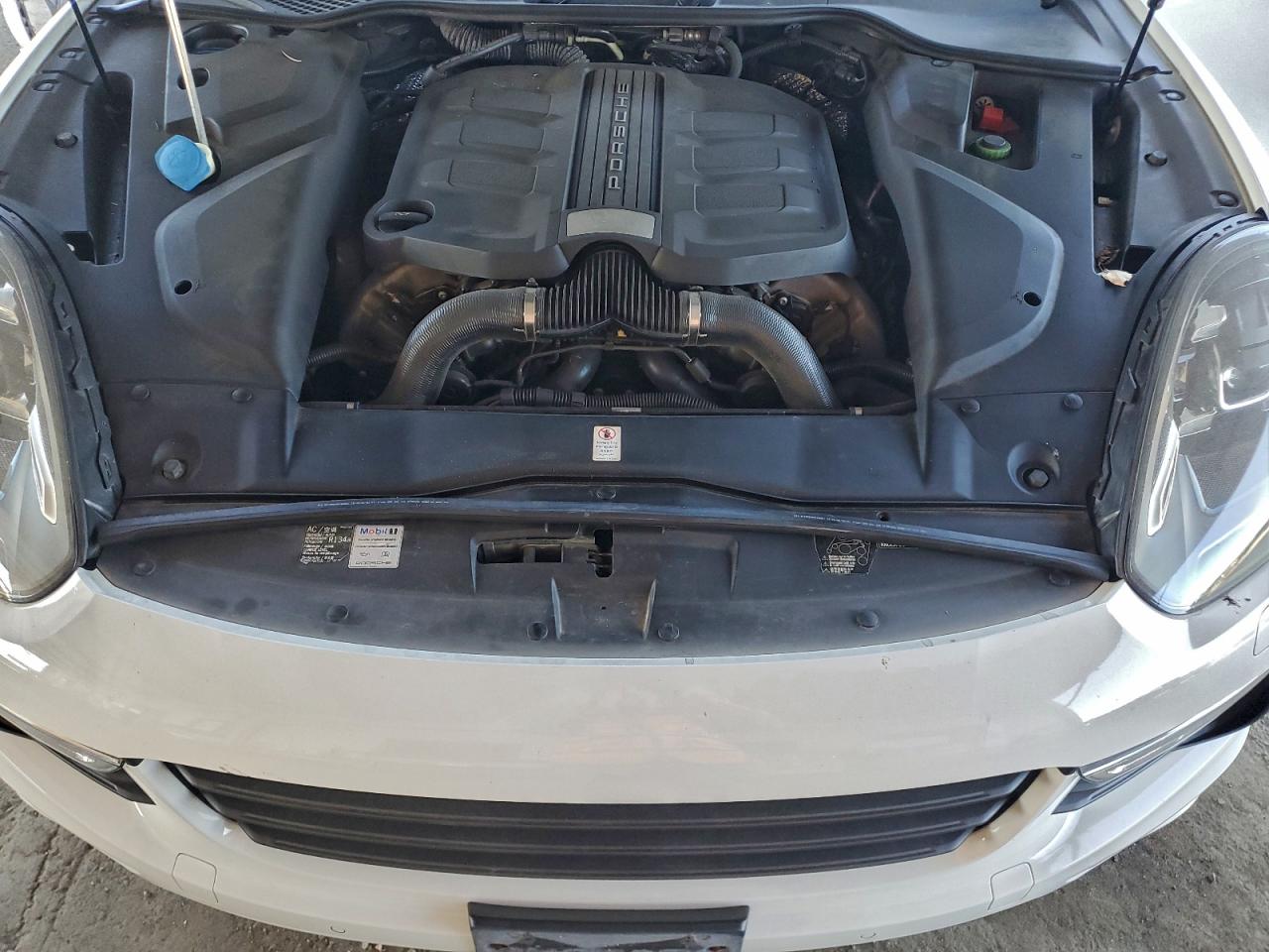2016 PORSCHE CAYENNE GTS photo 12