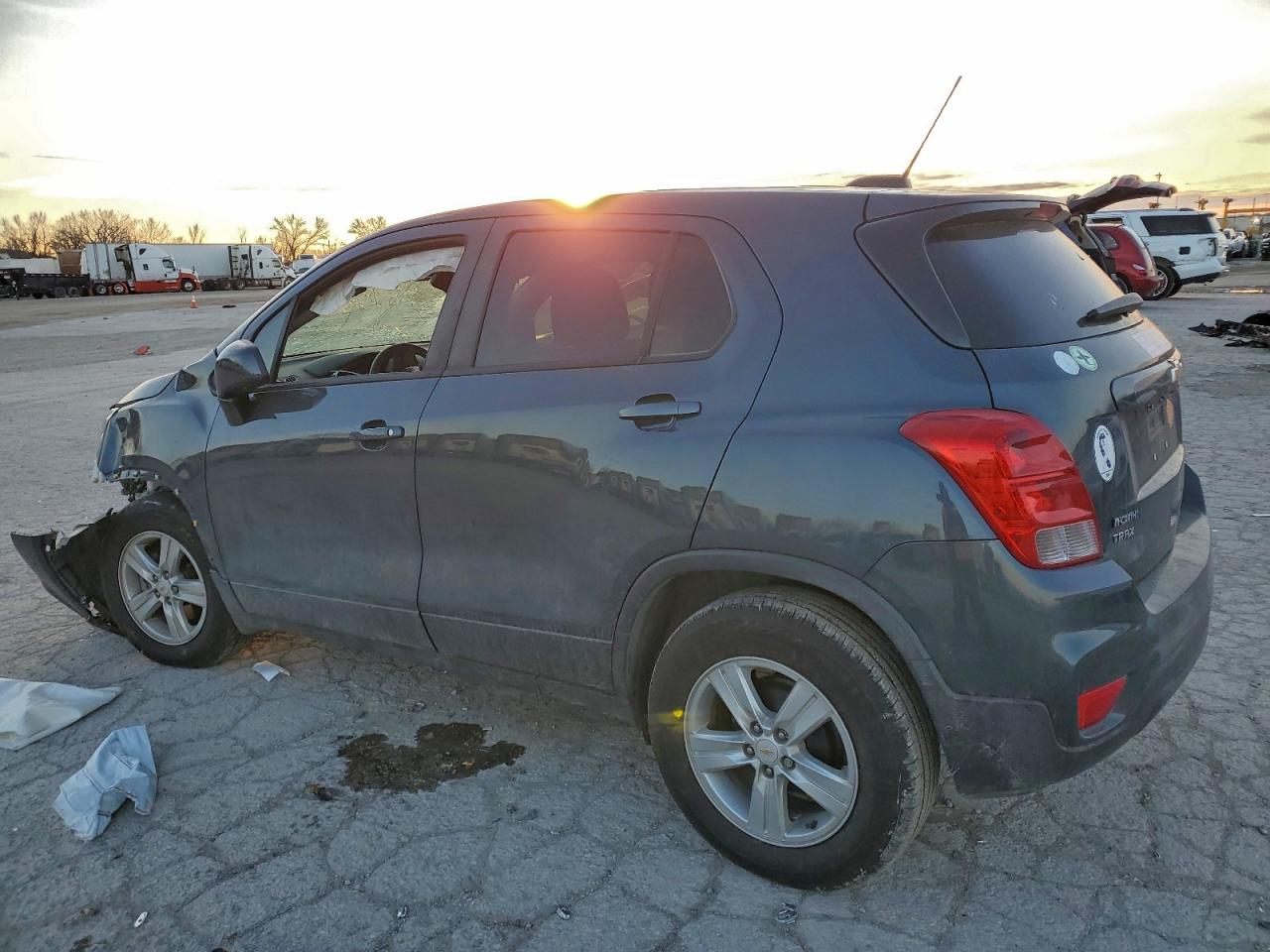 2021 CHEVROLET TRAX LS photo 2