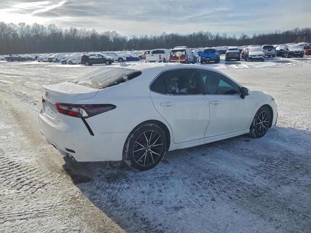 2022 TOYOTA CAMRY SE photo 3