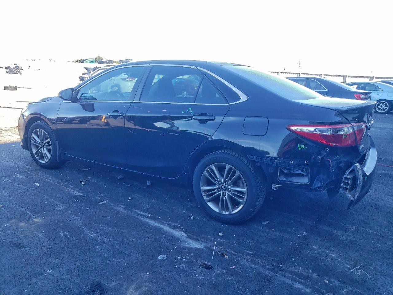 2016 TOYOTA CAMRY LE photo 2