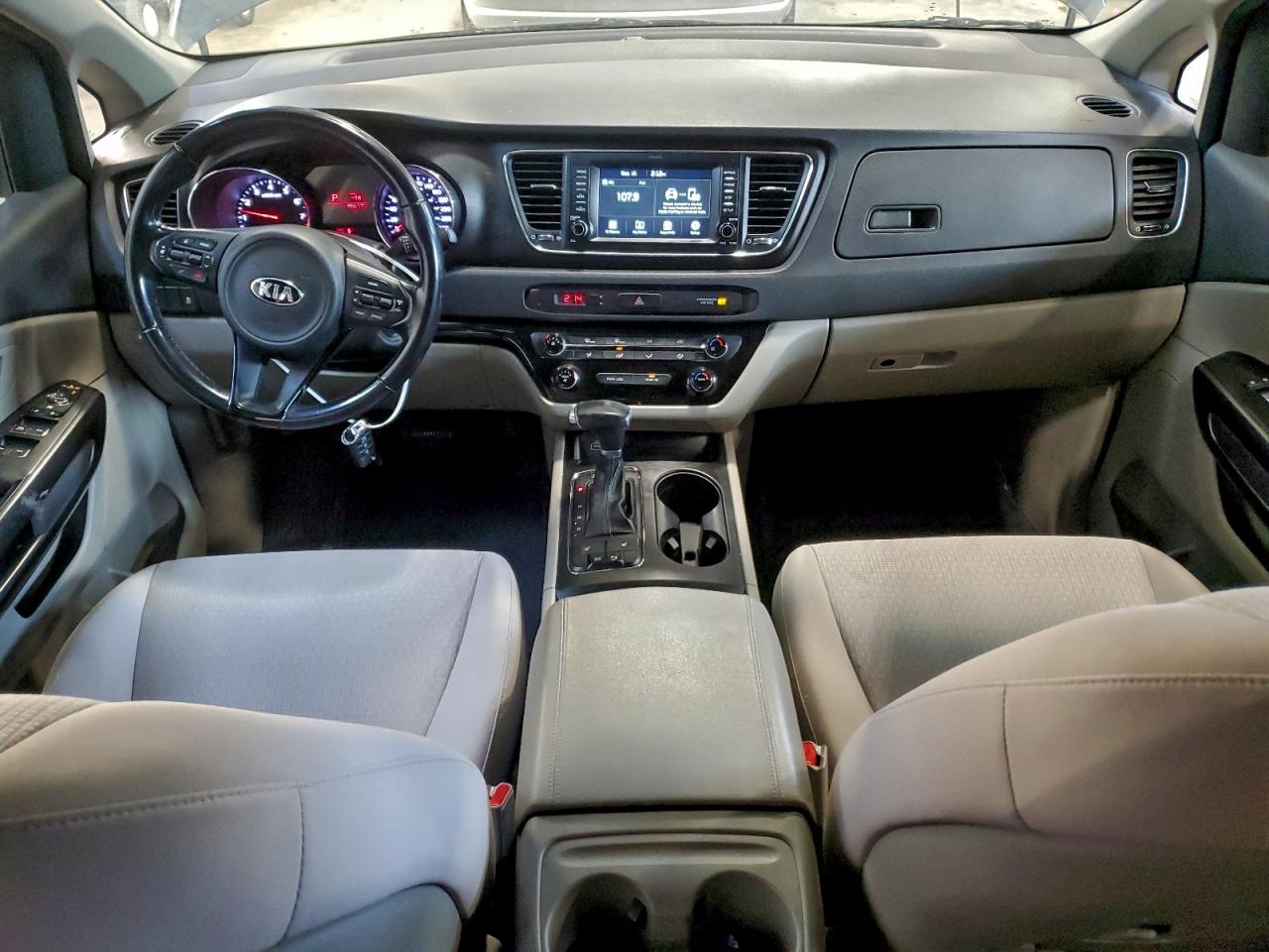 2017 KIA SEDONA LX photo 8