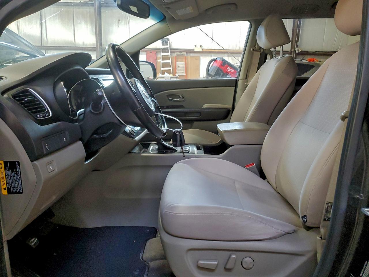 2017 KIA SEDONA LX photo 7