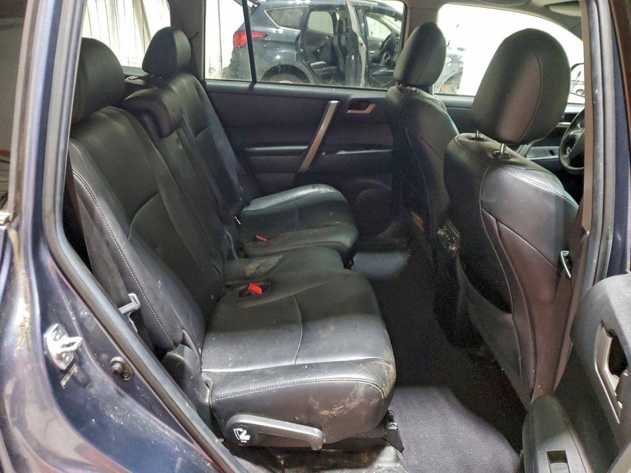 2012 TOYOTA HIGHLANDER BASE photo 11