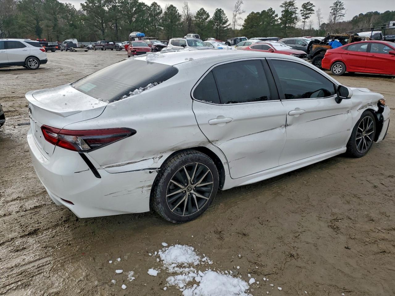 2021 TOYOTA CAMRY SE photo 3