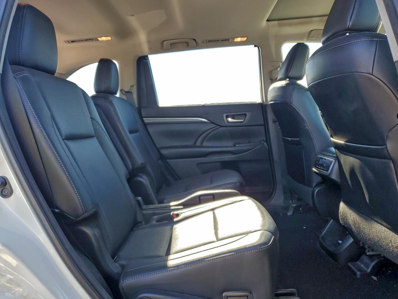 2018 TOYOTA HIGHLANDER LIMITED photo 11