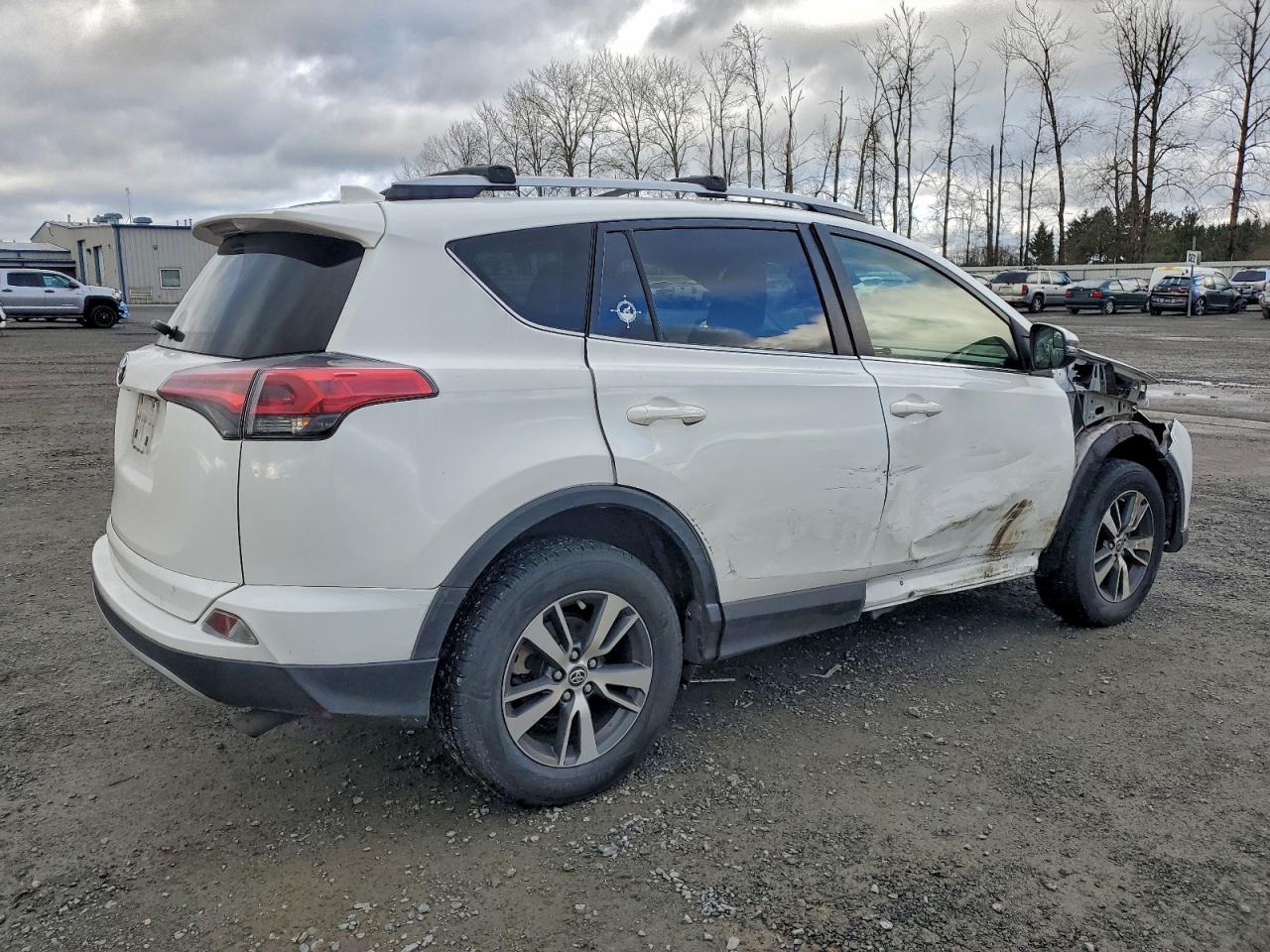 2017 TOYOTA RAV4 XLE photo 3