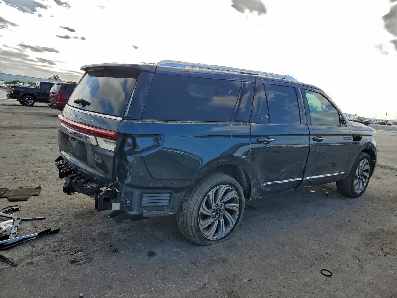 2022 LINCOLN NAVIGATOR L RESERVE photo 3
