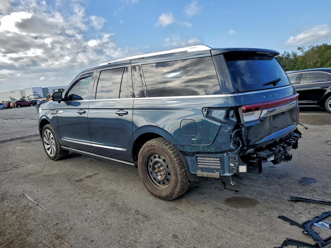 2022 LINCOLN NAVIGATOR L RESERVE photo 2