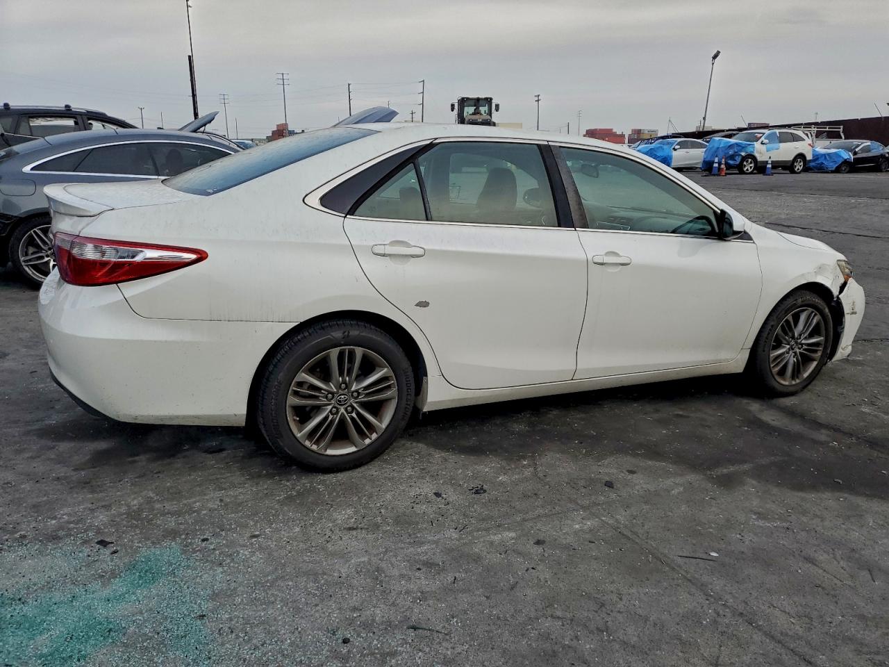 2015 TOYOTA CAMRY LE photo 3