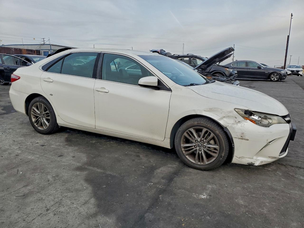 2015 TOYOTA CAMRY LE photo 4