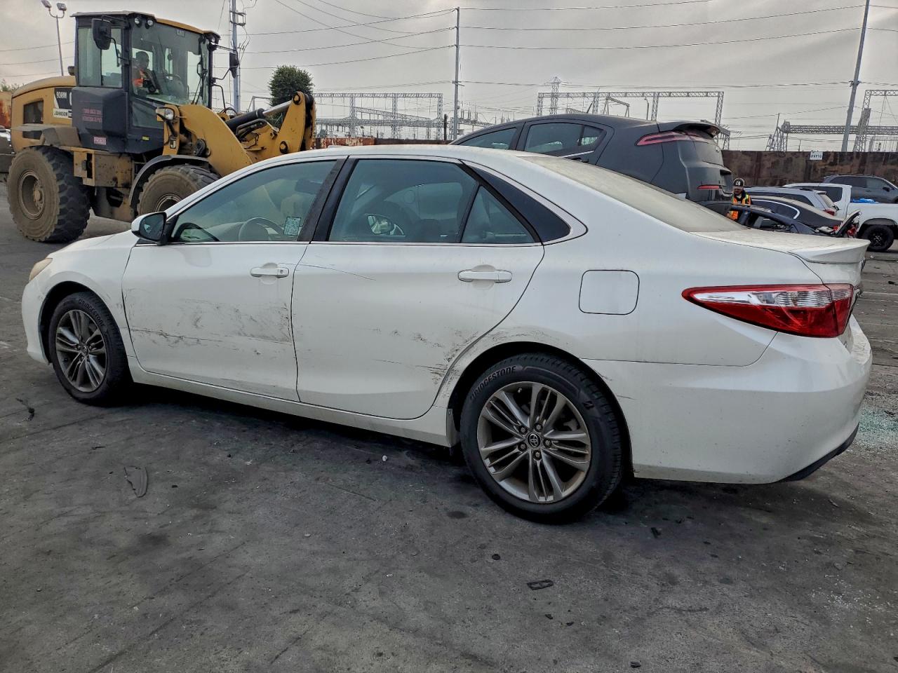 2015 TOYOTA CAMRY LE photo 2