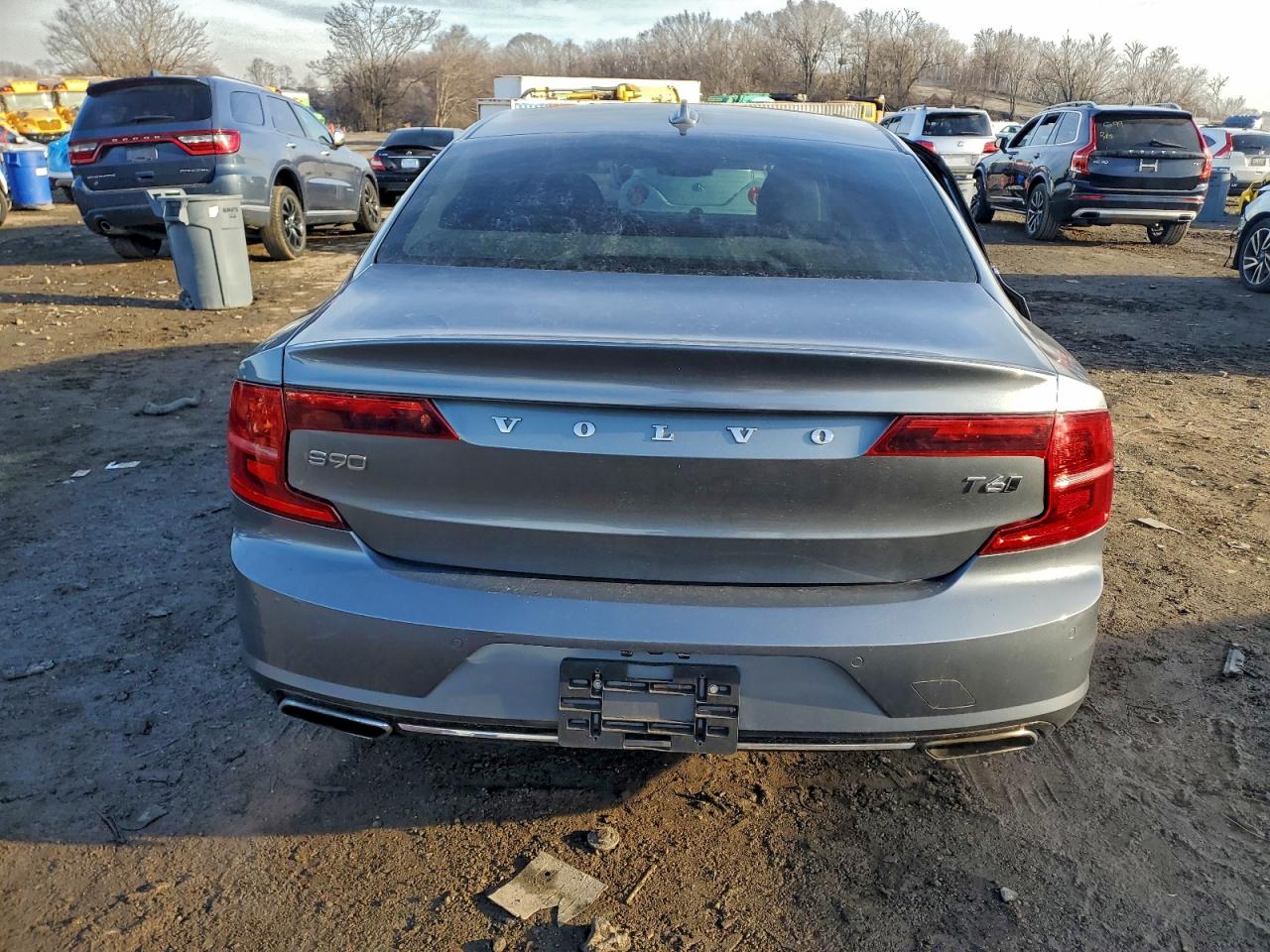 2017 VOLVO S90 T6 MOMENTUM photo 6
