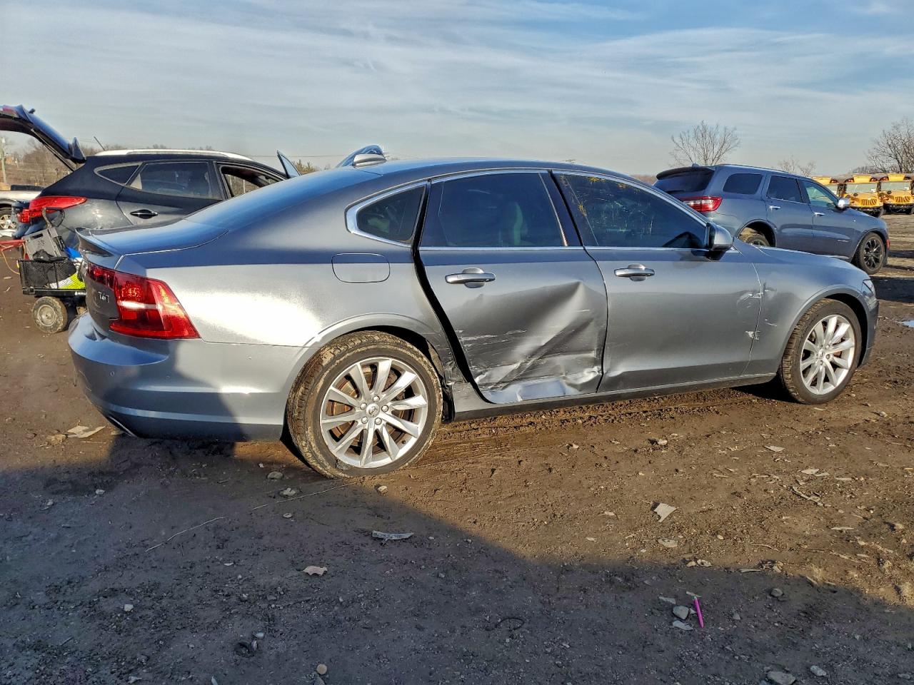 2017 VOLVO S90 T6 MOMENTUM photo 3