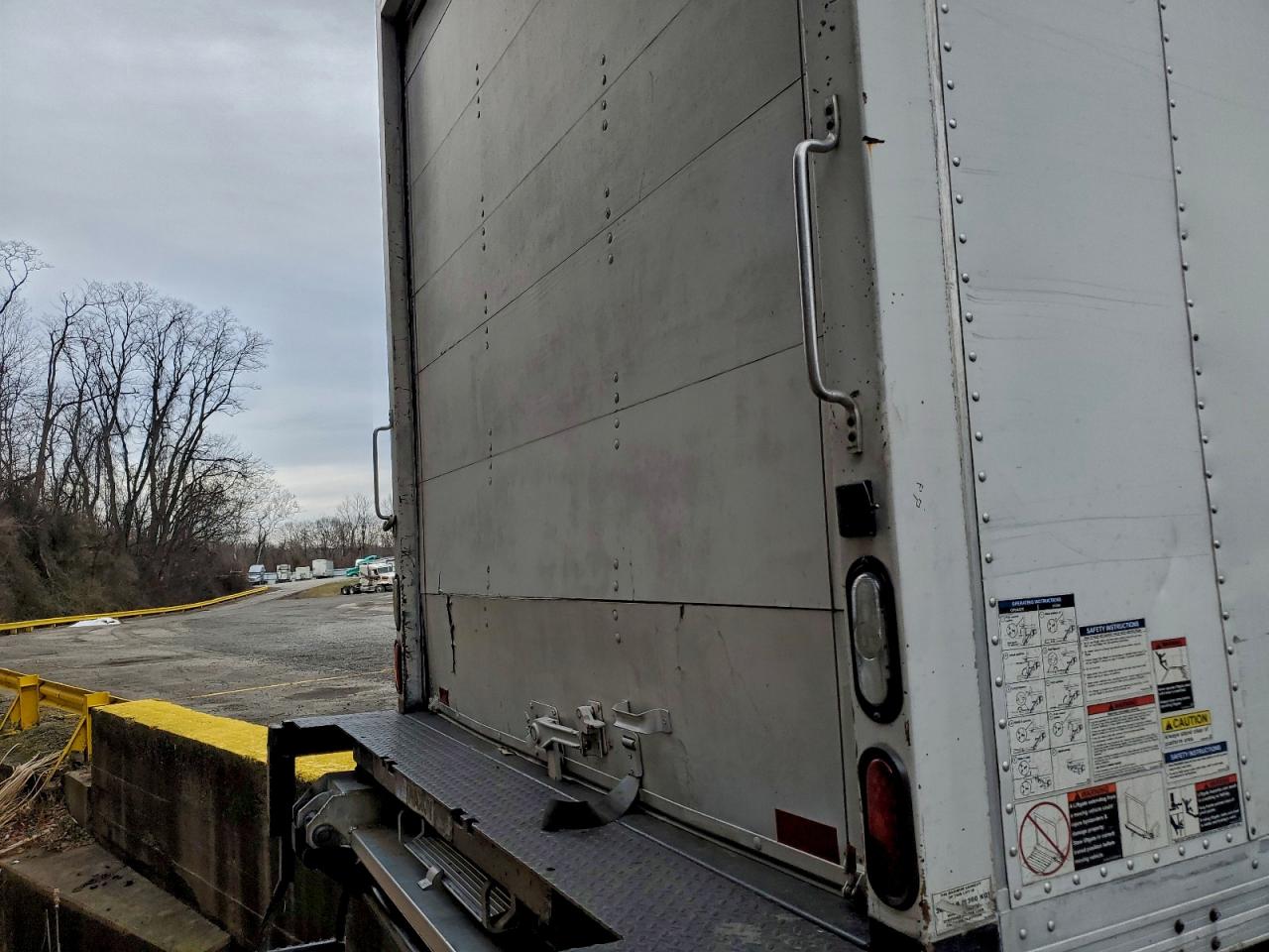 2018 FREIGHTLINER M2 106 MED - SEMI TRUCK photo 6