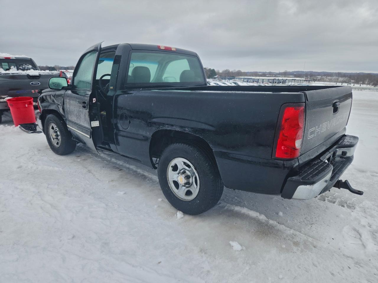 2004 CHEVROLET SILVERADO C1500 photo 2