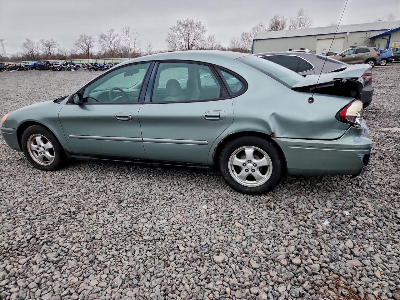 2005 FORD TAURUS SE photo 2