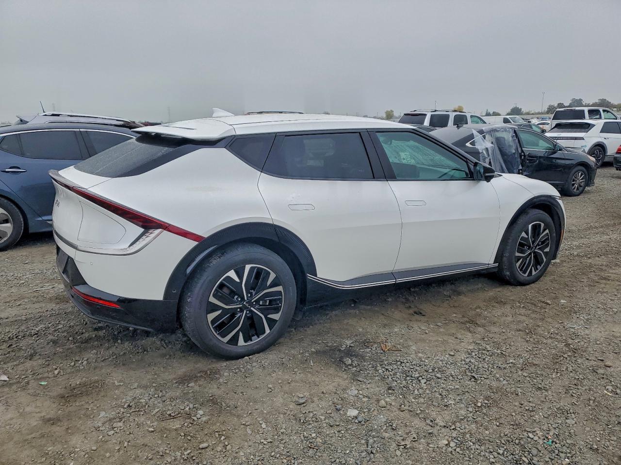 2023 KIA EV6 LIGHT photo 3