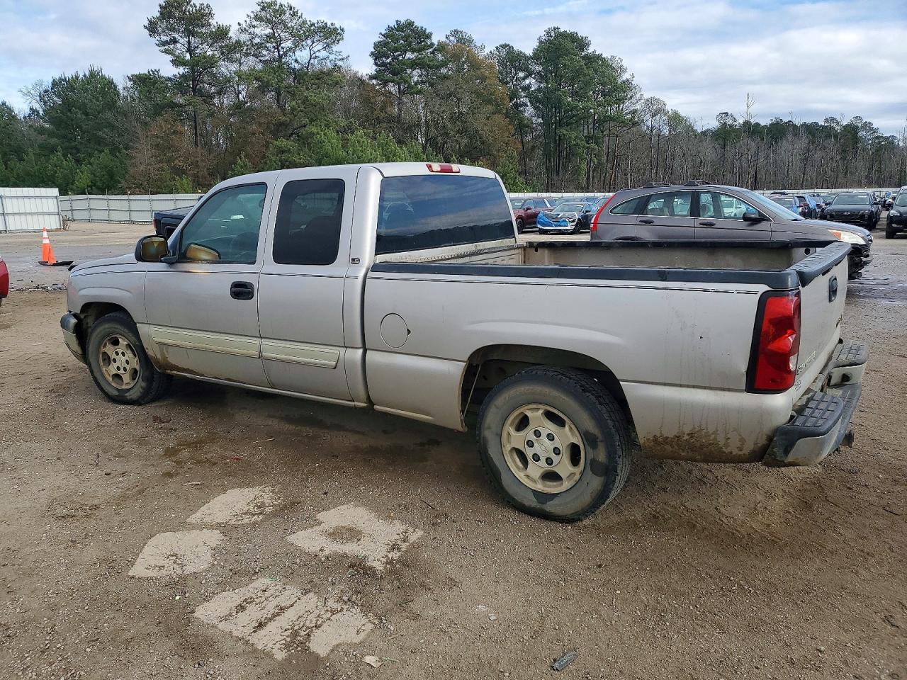 2004 CHEVROLET SILVERADO C1500 photo 2
