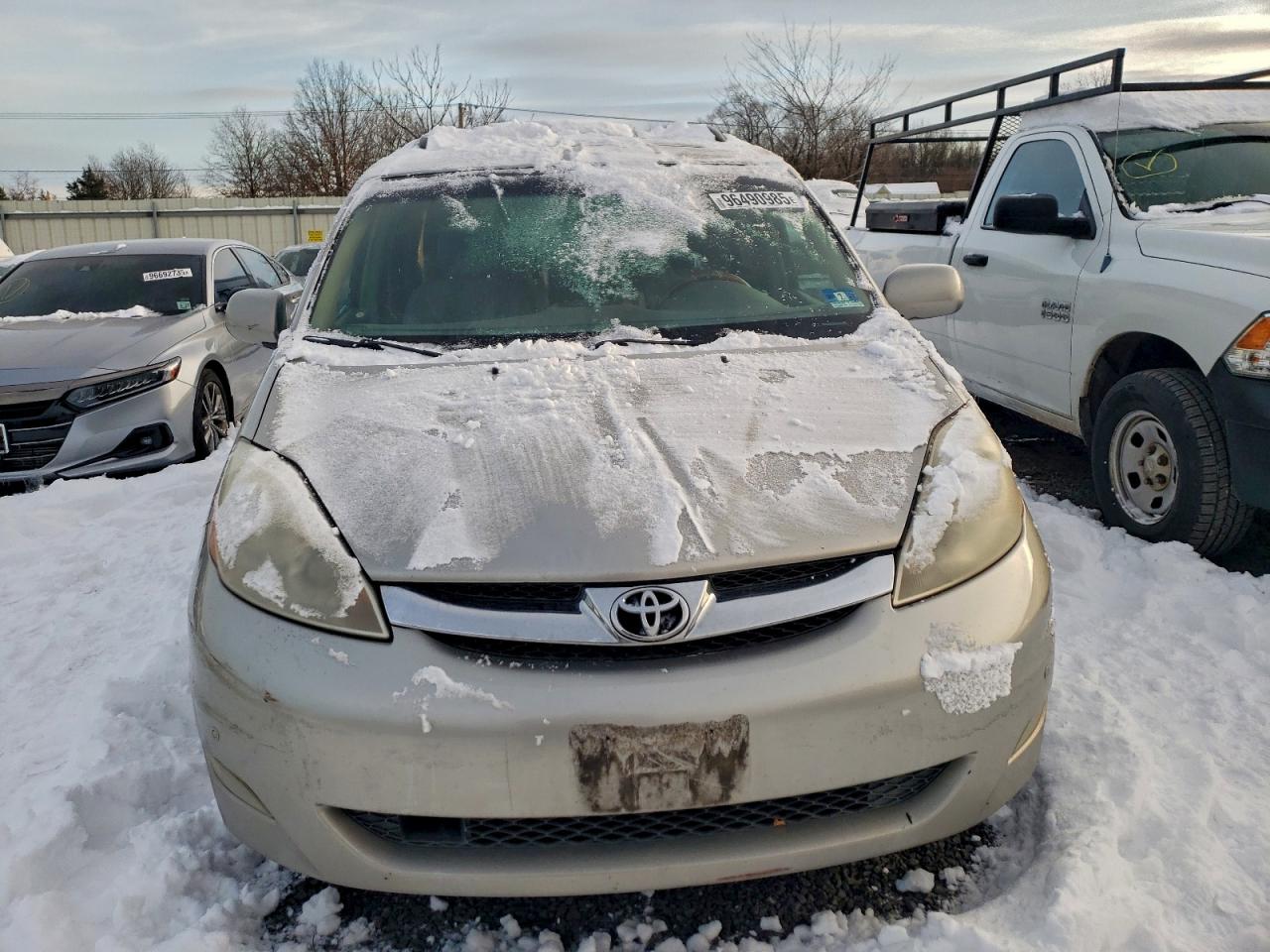 2008 TOYOTA SIENNA XLE photo 5