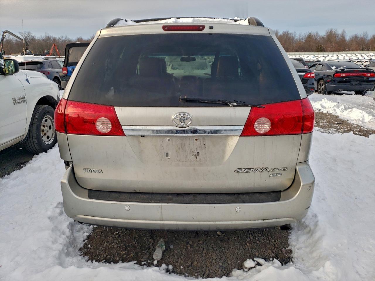 2008 TOYOTA SIENNA XLE photo 6