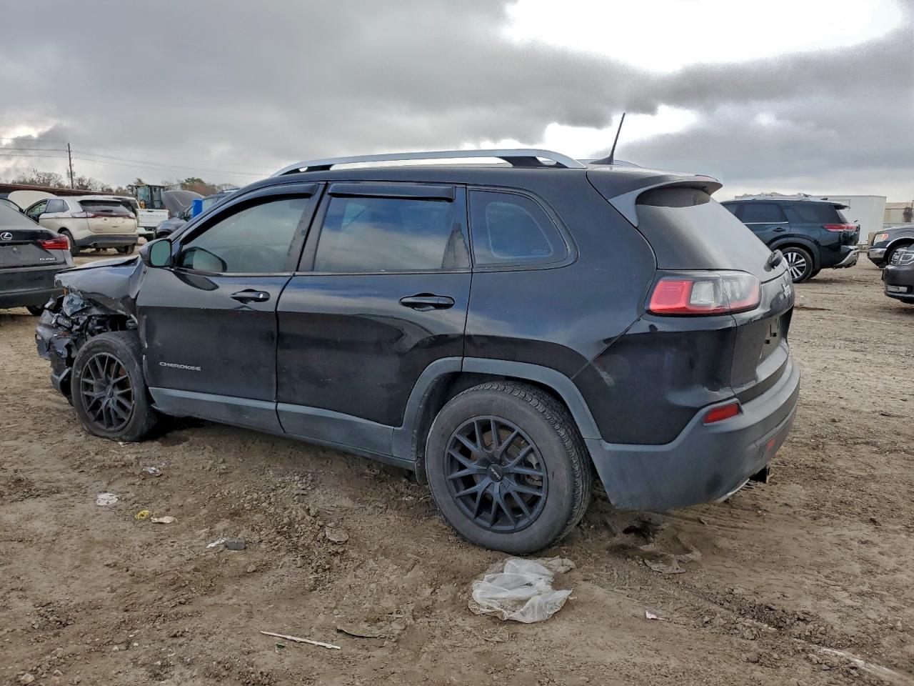 2019 JEEP CHEROKEE LATITUDE photo 2