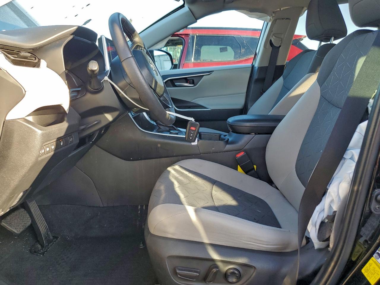 2024 TOYOTA RAV4 XLE photo 7