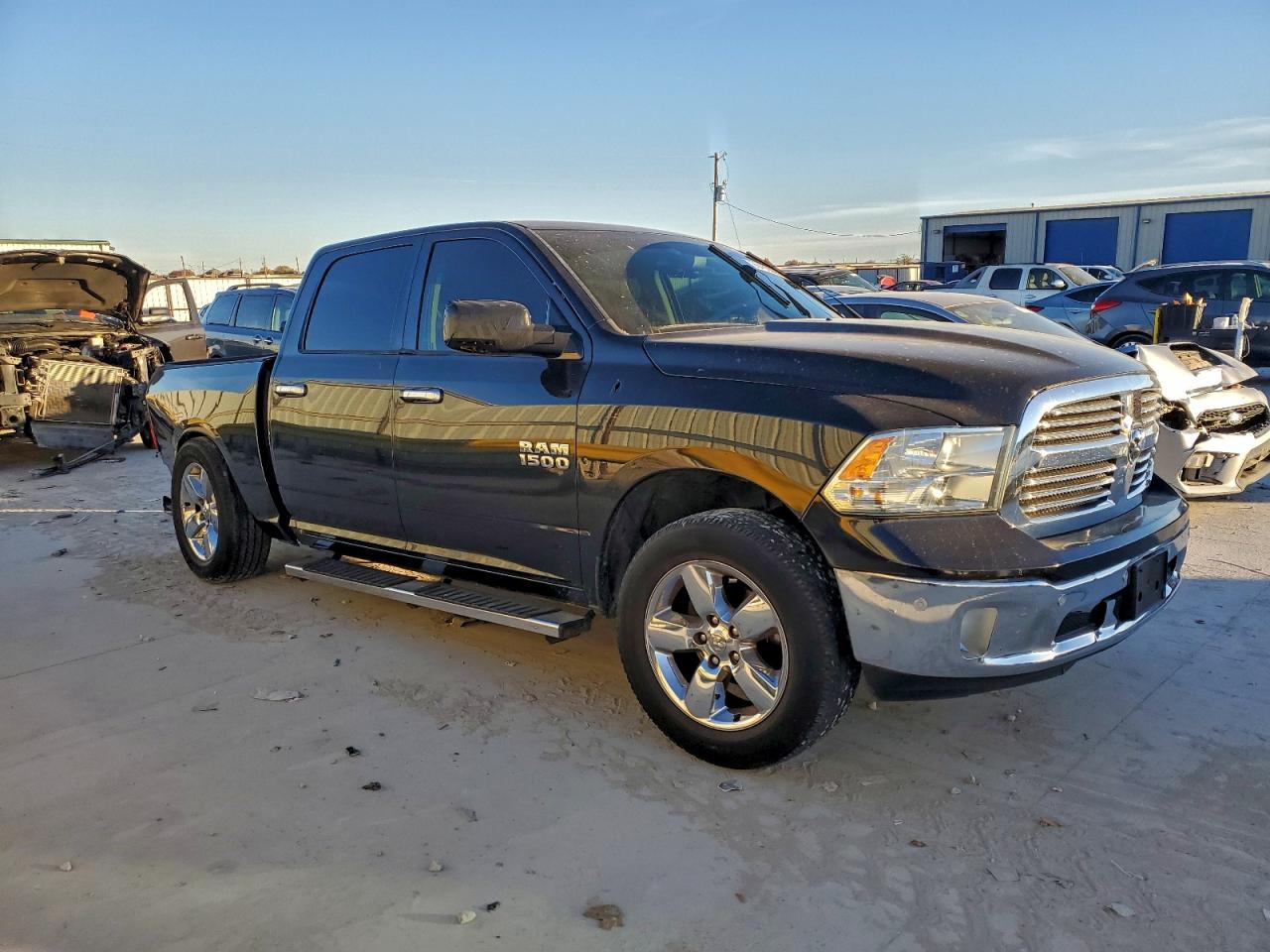 2016 RAM 1500 SLT photo 4
