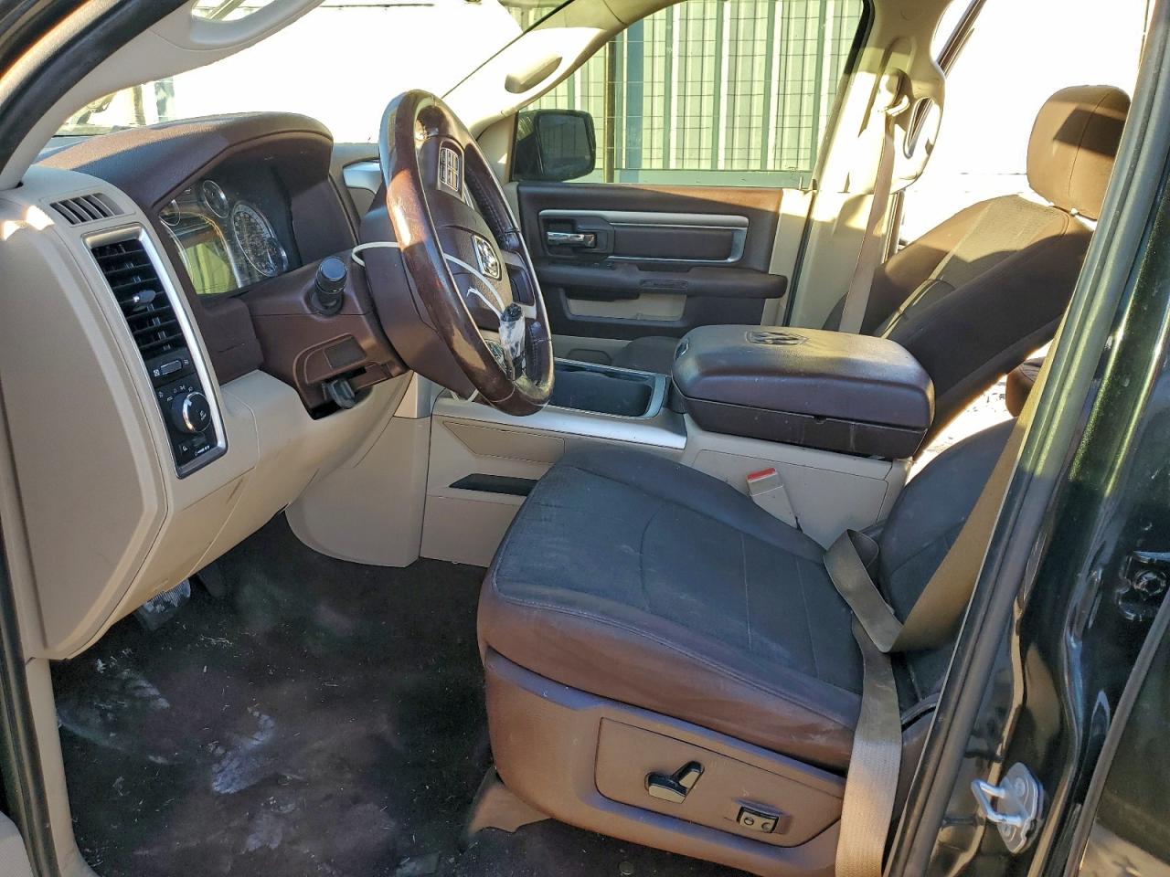 2016 RAM 1500 SLT photo 7