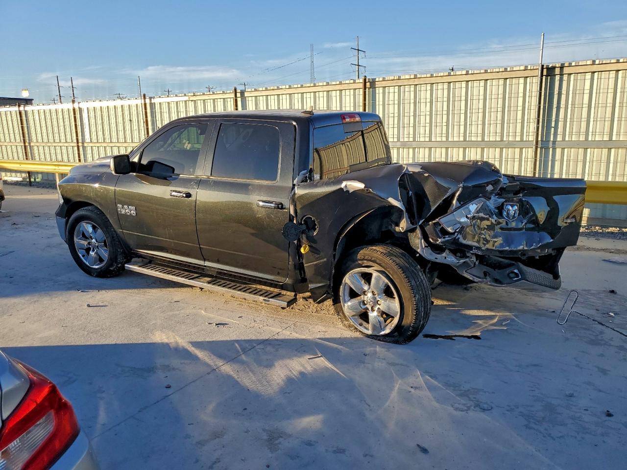 2016 RAM 1500 SLT photo 2