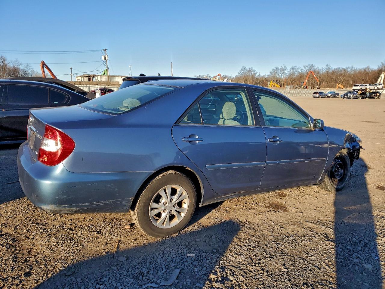 2004 TOYOTA CAMRY LE photo 3