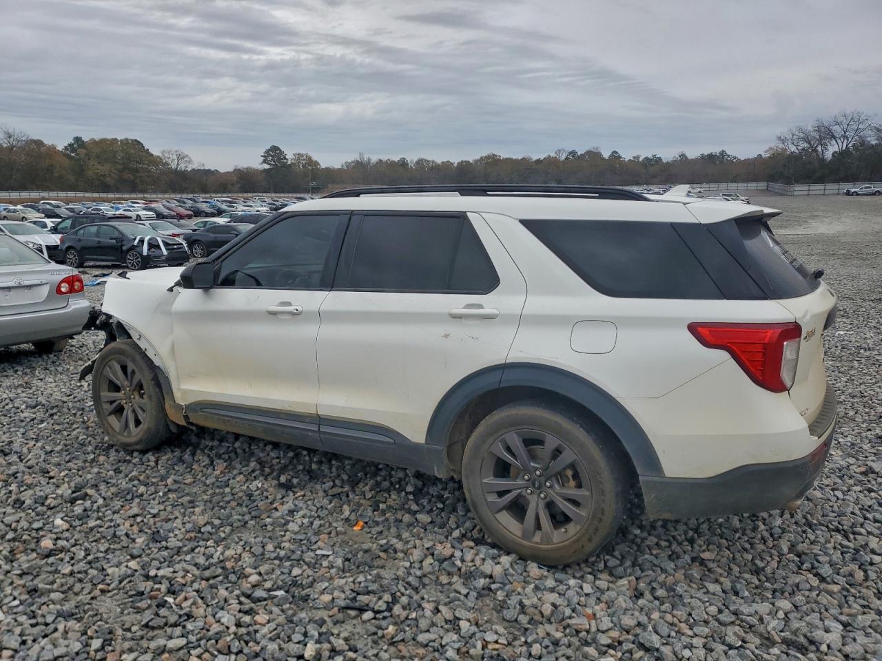 2023 FORD EXPLORER XLT photo 2