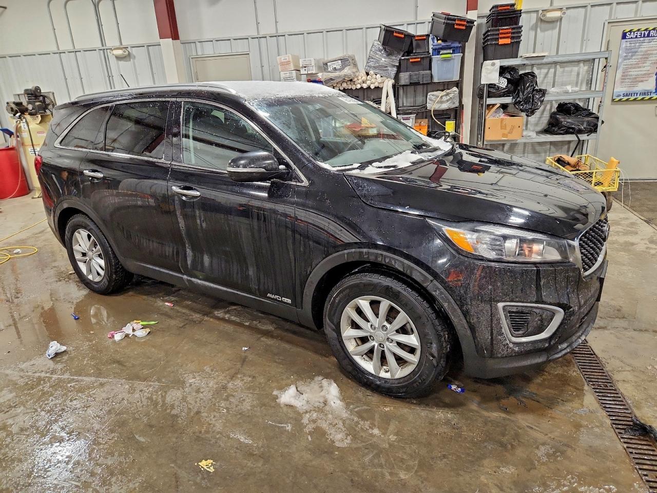 2017 KIA SORENTO LX photo 4