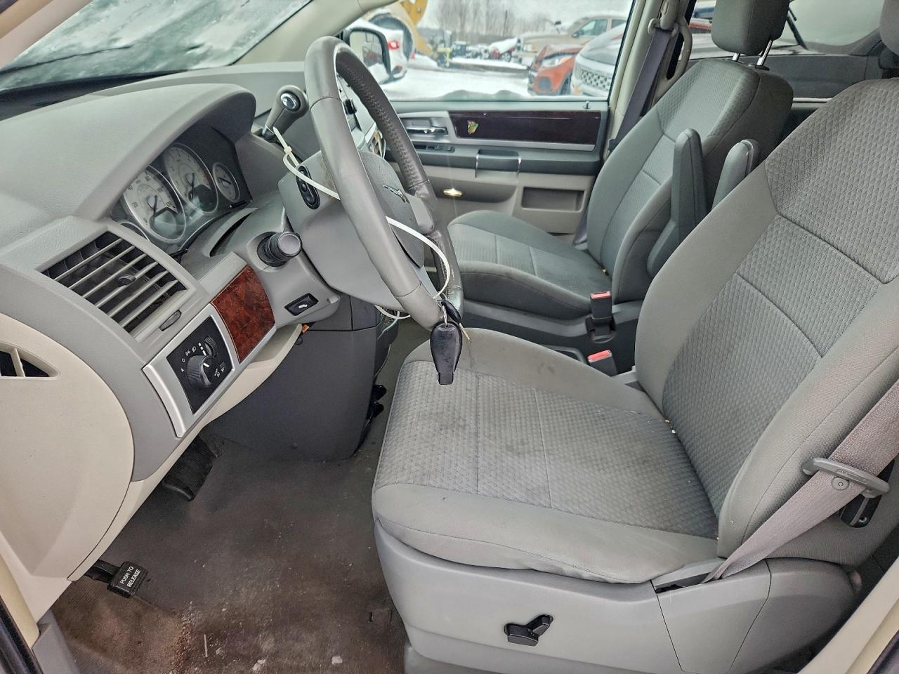2010 CHRYSLER TOWN & COUNTRY TOURING photo 13