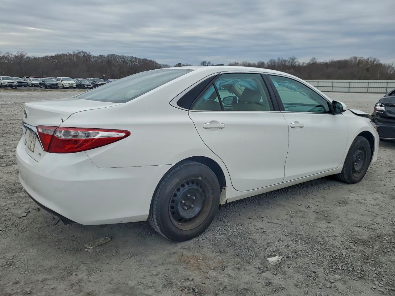 2016 TOYOTA CAMRY LE photo 3