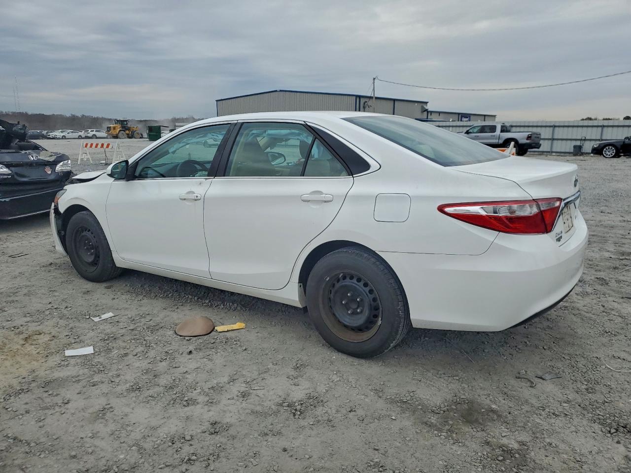 2016 TOYOTA CAMRY LE photo 2