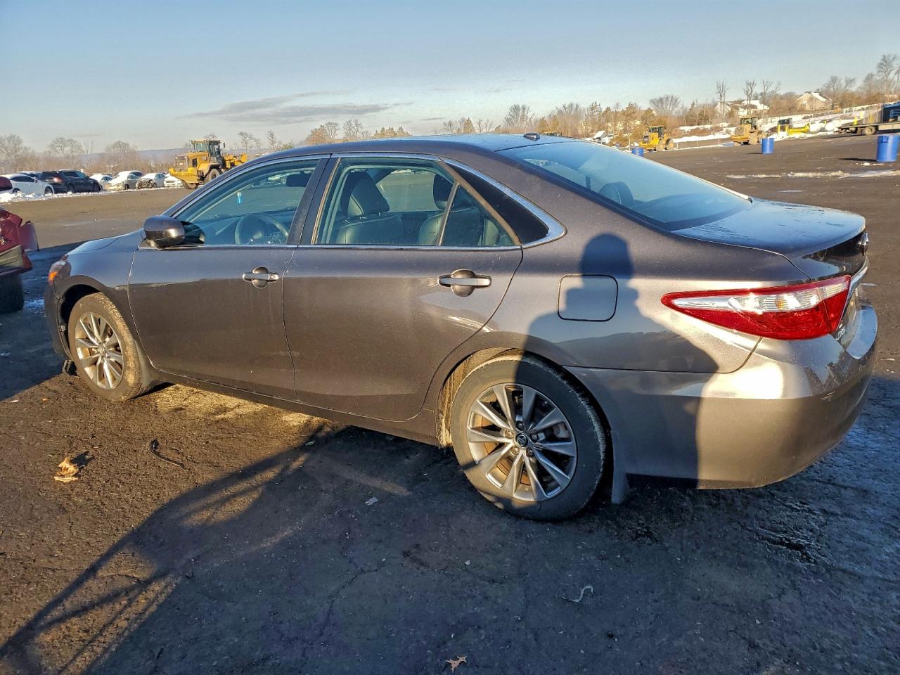2015 TOYOTA CAMRY LE photo 2
