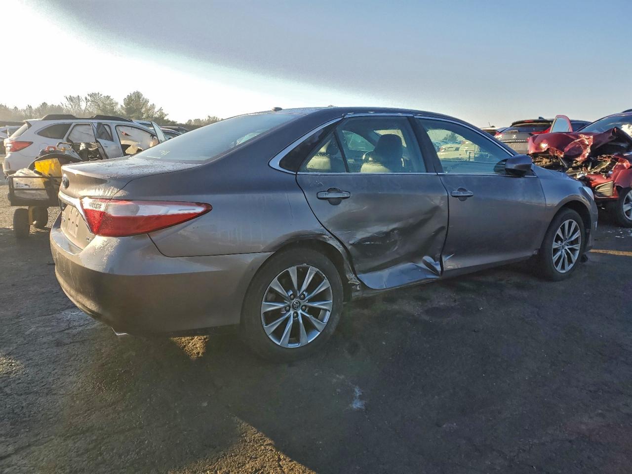 2015 TOYOTA CAMRY LE photo 3