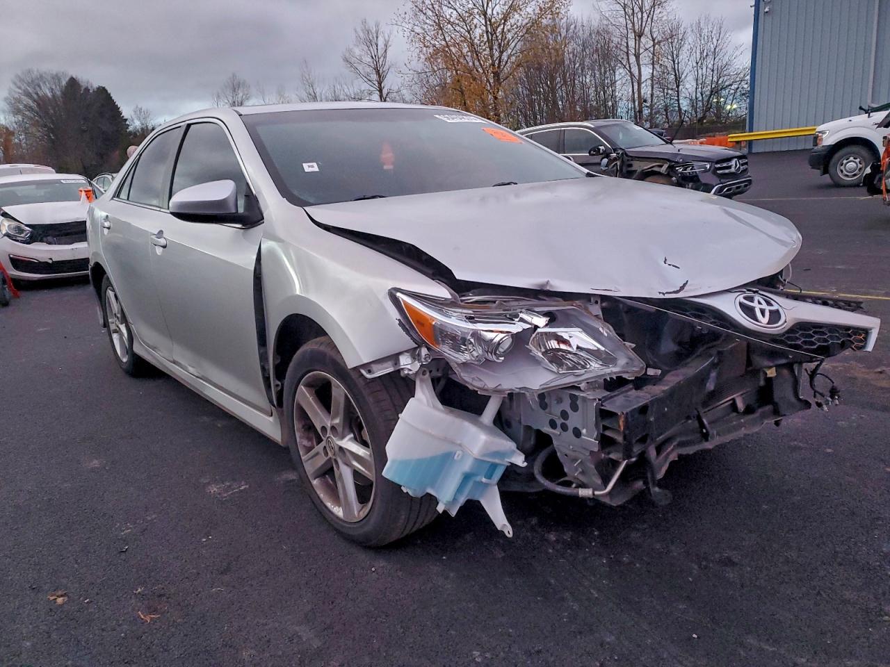 2014 TOYOTA CAMRY L photo 4