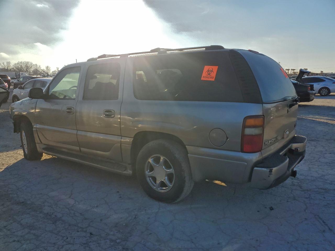 2002 GMC SUBURBAN photo 4