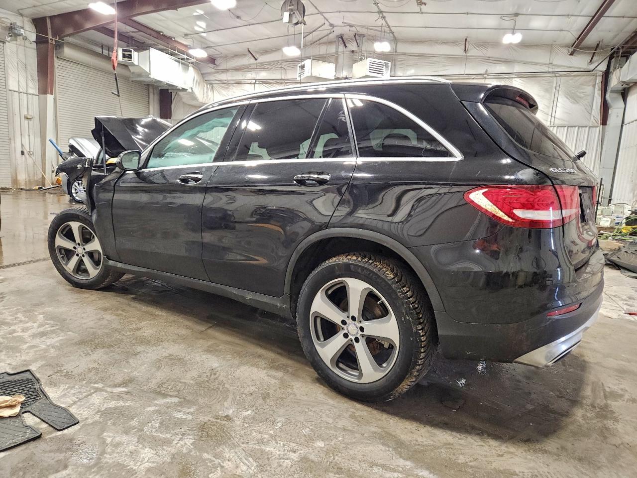 2017 MERCEDES-BENZ GLC 300 4MATIC photo 2