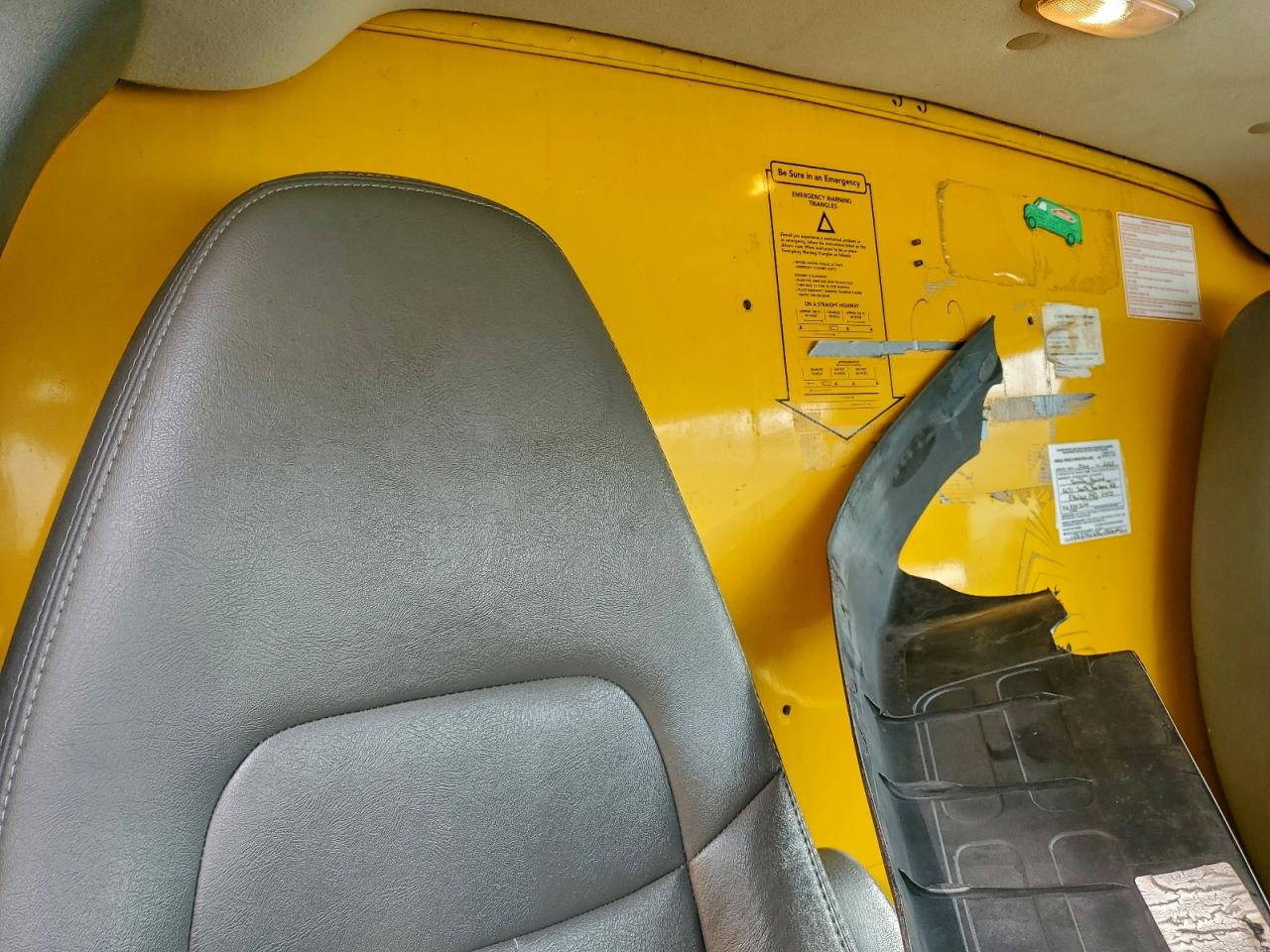 2012 GMC SAVANA BOX TRUCK photo 11