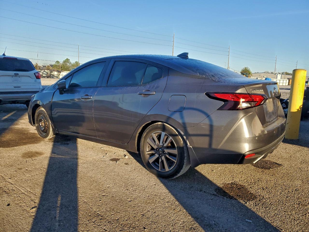 2020 NISSAN VERSA SV photo 3