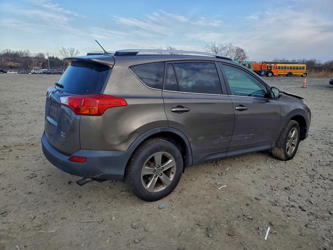2015 TOYOTA RAV4 XLE photo 3