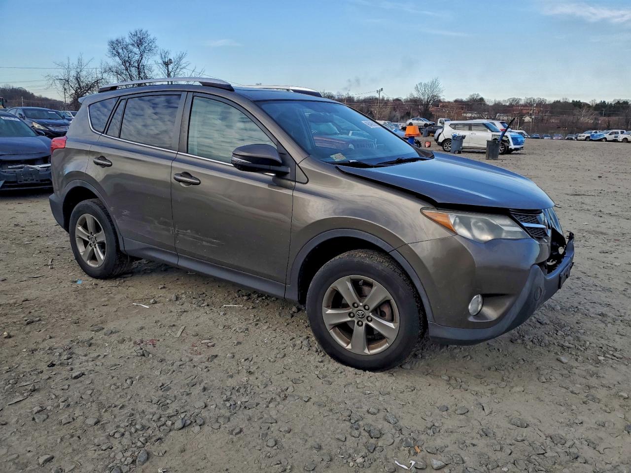 2015 TOYOTA RAV4 XLE photo 4