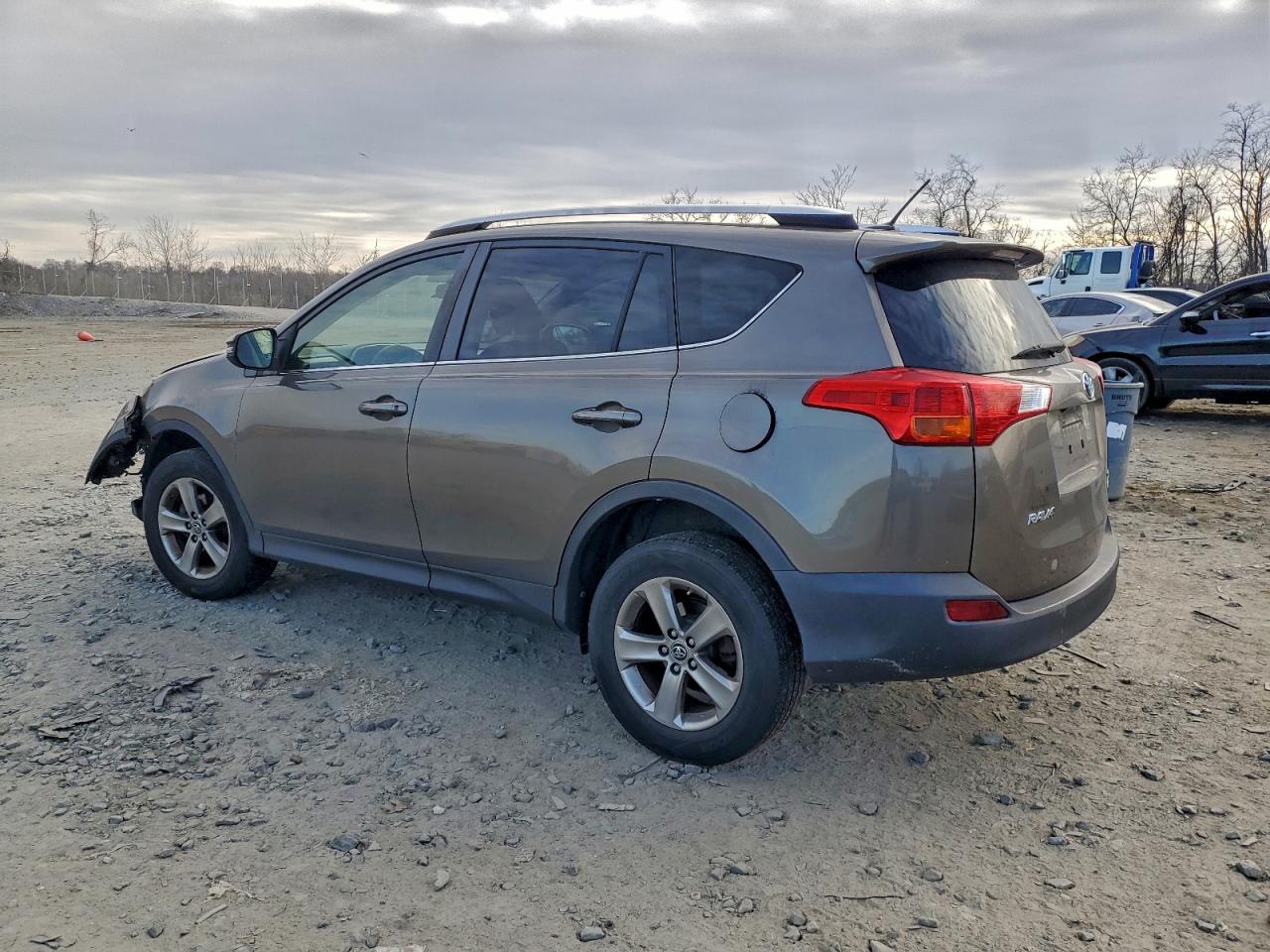 2015 TOYOTA RAV4 XLE photo 2