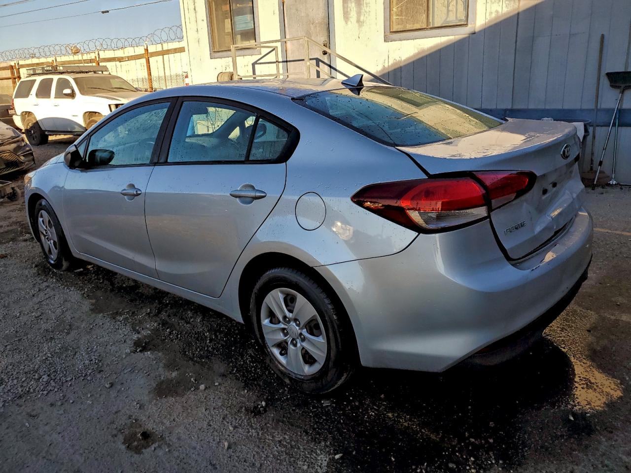2017 KIA FORTE LX photo 2